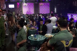 市公安力量深夜突擊檢查某一酒吧。（示意圖源：互聯網）