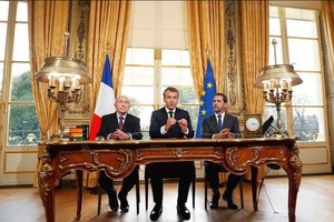 馬克龍總統在總統府簽署了取而代之的反恐法。（圖源：AFP）