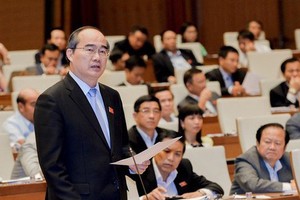 市委書記阮善仁在會上闡述有關對社經情況尚有困難的山區同胞扶貧及縮小發展差距方案的報告。（圖源：阮楠）