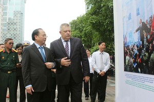 黨中央委員、市委常務副書記畢成剛與俄國駐本市總領事Aleksey Vladimirovich Popov 一起觀展。