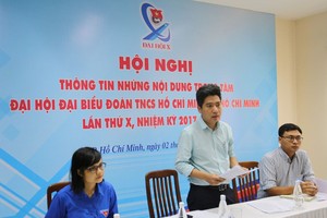 共青團市委副書記阮越桂山(中)在記者招待會上介紹本市共青團市委第十屆代表大會的籌備工作。