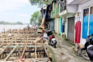 在守德郡協平政坊第一街區的坍塌一帶的住房。