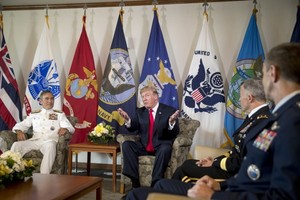 特朗普（中）聽取軍方匯報亞太地區局勢的最新發展。（圖源：AP）