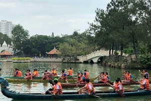 各校老師參加賽龍舟比賽。