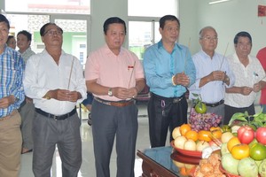 梁氏宗祠理監事會成員上香祭祖。