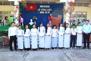 龍江工業園發展有限責任公司董事長翁明照(右一)頒發助學金給貧困學生。