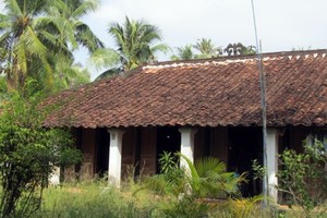 原本位於第九郡的百年以上的雙翼三廂老房子再也看不見了。