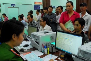 市民辦理簽發身份證手續。