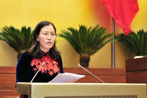 司法委員會主任黎氏娥闡述政府報告關於2017年肅貪工作的審查報告。