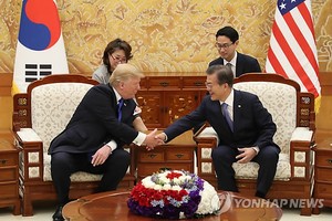 韓國總統文在寅7日下午在青瓦台同到訪的美國總統特朗普舉行會談。（圖源：韓聯社）