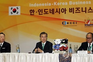 11月9日，在印尼雅加達，文在寅（中）在韓-印尼商務論壇上發表演講。（圖源：韓聯社）