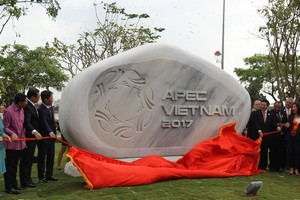 外交部長范平明與各代表出席開園揭幕儀式。（圖源：元杏）