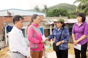 申氏舒同志慰問災區同胞。