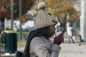 民眾喝熱飲禦寒。（圖源：互聯網）