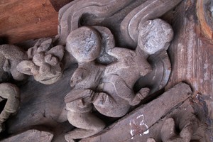 北江省扶老寺上雕刻親熱畫面的作品。