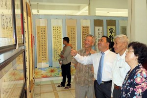 林漢城（右三）向各貴賓介紹展出的作品。