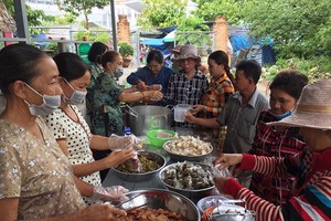 陪病者到福善飯店拿飯菜。
