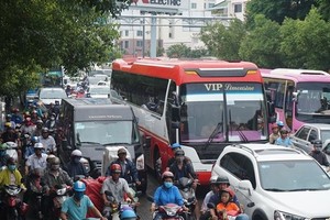 機場前長山街經常發生交通擁堵情況。