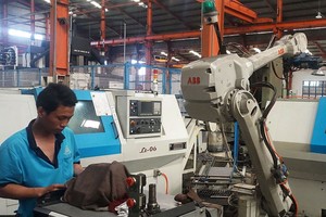 鴻記公司的價值約100億元機械手臂生產線一隅。