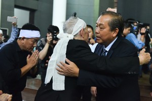 政府常務副總理張和平(右一)前來弔唁黃氏明胡大娘並親切慰問家屬。（圖源：Zing.vn）