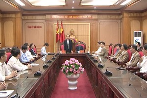 黨中央辦公廳主任阮文年同志在河江省委辦公廳支持會議。