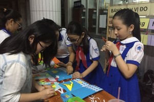 組委會指引學生親手設計賀卡送給教師。