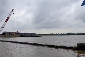 填江興建水果公園項目已暫停，但露出水面的水泥樁卻成為往來船隻的危險陷阱。（圖源：清英）