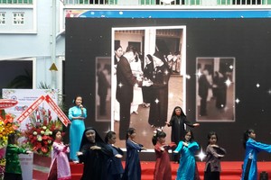 第五郡巴亭中學昨(18)日上午舉行慶祝成立70週年、越南教師節35週年儀式。