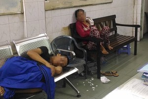 被扣押的兩名癮君子竟敢在派出所處亂坐亂躺。（圖源：市法律報）