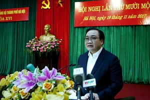 河內市市委書記黃忠海在會議上發表講話。（圖源：曰成）