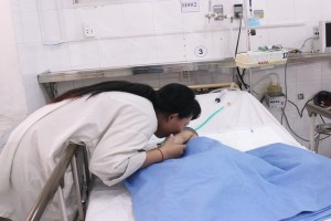 母親高興親吻著獲救活的寶寶。（圖源：玉書）