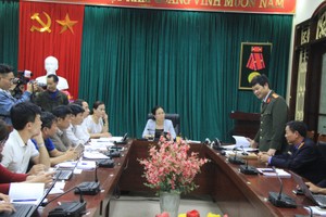 山羅省公安參謀科主任陳青山(右二)上校在新聞發佈會上公佈有關蓄意違反國家規定造成嚴重後果，缺乏責任心導致嚴重後果的山羅水電工廠項目一案的相關事宜。（圖源：友俊）