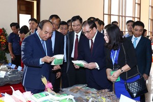 阮春福總理參觀北件(水旁)省的產品。