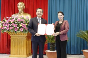 國會主席阮氏金銀向黎光輝同志授予人事任免《決定》。（圖源：VGP）