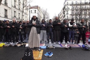 巴黎郊區克利希鎮的穆斯林街頭祈禱活動。（圖源：互聯網）