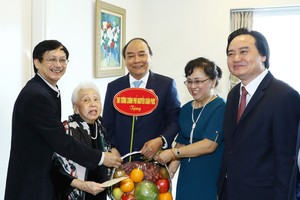 政府總理阮春福問候我國女鋼琴家人民教師、優秀藝術家蔡氏蓮(見圖，左二)。