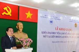 本市經濟大學副校長阮友輝日教授在開學典禮上致詞。（圖源：市勞動聯團）