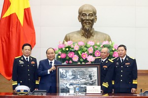 退役軍人向政府總理阮春福贈送紀念品。（圖源：越通社）