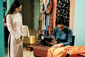 《西貢三小姐》中的一幕。