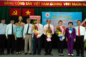 黨政、紅十字會領導與各華人會館代表合影。