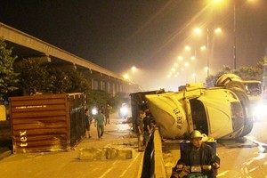 集裝箱車突然失控側翻路面。（圖源：CTV）