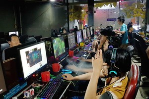 平盛郡某網吧中，大學生徹夜玩電子遊戲。