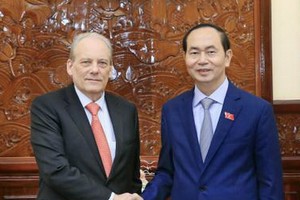 國家主席陳大光昨(23)日在主席府接見了值工作任期屆滿前來辭別的烏拉圭駐越南特命全權大使卡洛斯‧伊利加賴‧桑塔納。（圖源：VOV）