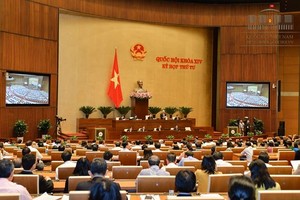 國會代表昨(23)日上午在會場繼續第4次會議議程，討論《網絡安全法》草案。（圖源：Quochoi.vn）