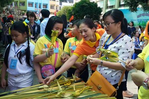 各校老師和學生在製作各種手藝品。