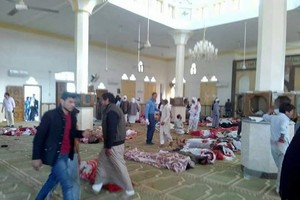 國家主席陳大光向阿拉伯埃及共和國總統阿卜杜勒法塔赫塞西致電慰問。圖為埃及一座清真寺遭遇恐怖爆炸襲擊，導致數百名無辜民眾傷亡。（圖源：互聯網）