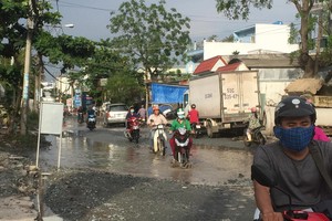 施工單位在芽皮縣福蹇鄉范友樓街更換供水管後 沒有還原路面。