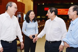 中央組織部長范明政(右二)在會議小休時，與市委書記阮善仁(左一)交談。（圖源：越勇）