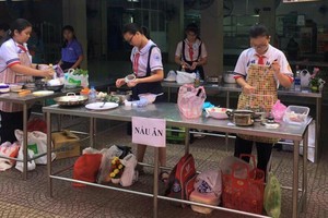 學生參加烹飪比賽一瞥