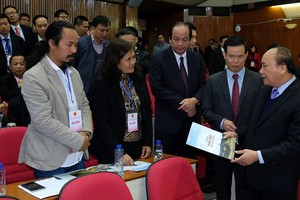 政府總理阮春福(右一)同與會代表交談。（圖源：VGP/光孝）